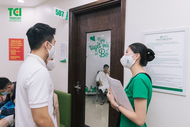 Diễn viên Mạnh Quân đưa vợ đi khám thai