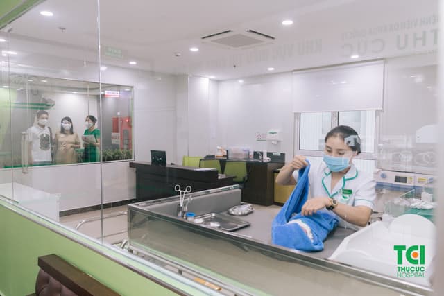 Diễn viên Mạnh Quân đưa vợ đi khám thai