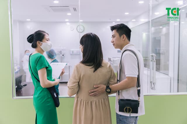 Diễn viên Mạnh Quân đưa vợ đi khám thai