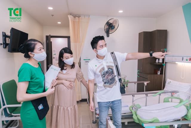 Diễn viên Mạnh Quân đưa vợ đi khám thai