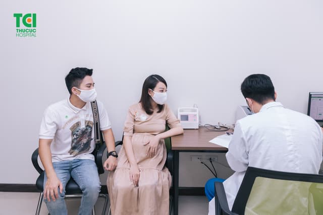 Diễn viên Mạnh Quân đưa vợ đi khám thai