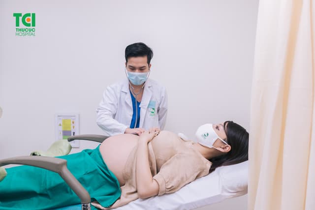 Diễn viên Mạnh Quân đưa vợ đi khám thai