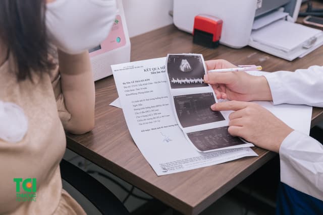 Diễn viên Mạnh Quân đưa vợ đi khám thai