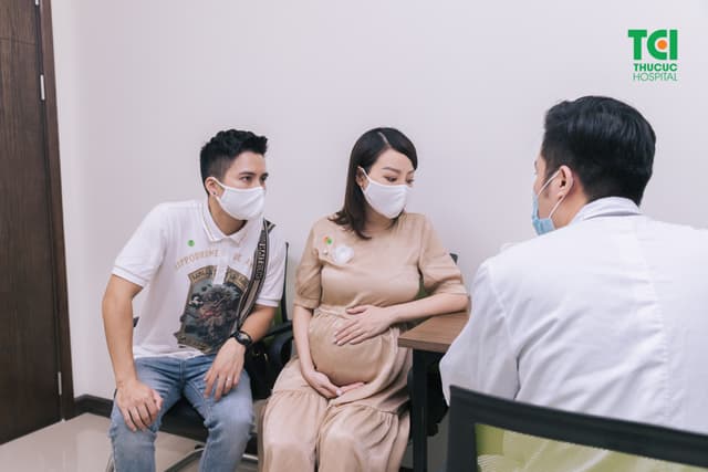 Diễn viên Mạnh Quân đưa vợ đi khám thai