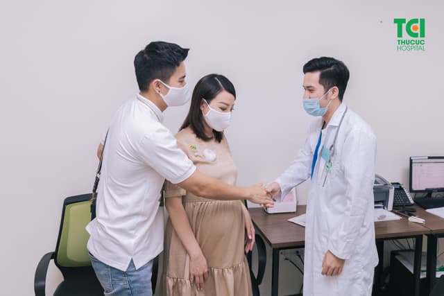 Diễn viên Mạnh Quân đưa vợ đi khám thai