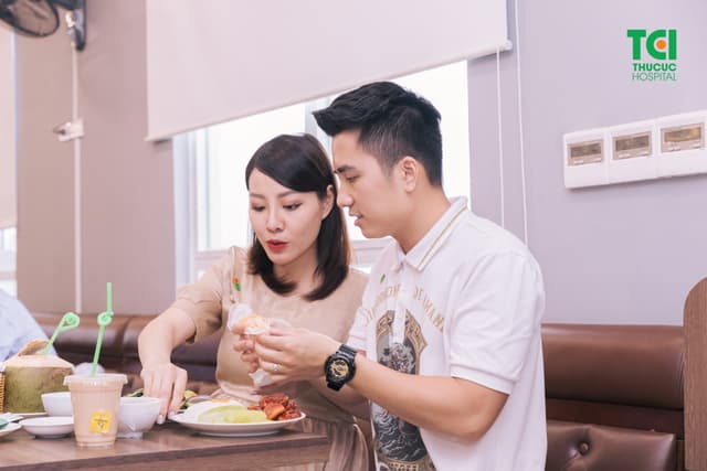 Diễn viên Mạnh Quân đưa vợ đi khám thai