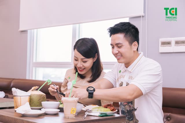 Diễn viên Mạnh Quân đưa vợ đi khám thai