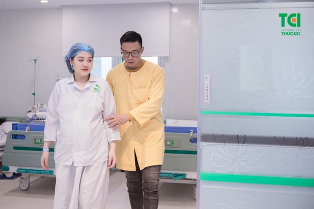 Ca sĩ Đông Hùng đón con đầu lòng