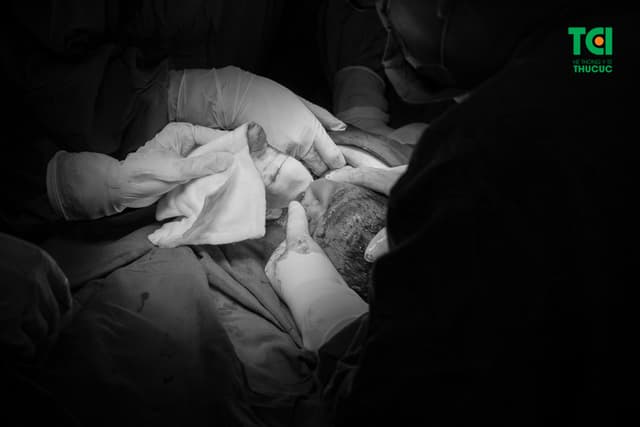 Ca sĩ Đông Hùng đón con đầu lòng