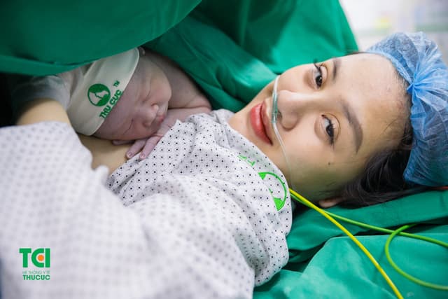 Ca sĩ Đông Hùng đón con đầu lòng