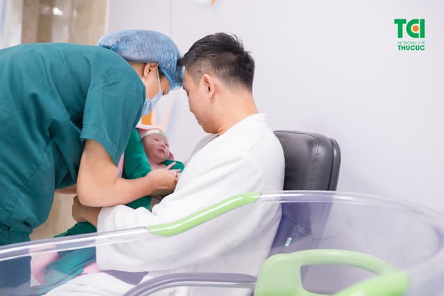 Ca sĩ Đông Hùng đón con đầu lòng