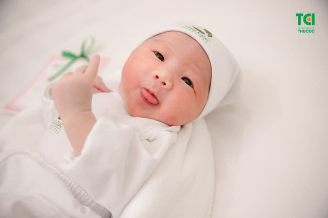 Ca sĩ Đông Hùng đón con đầu lòng