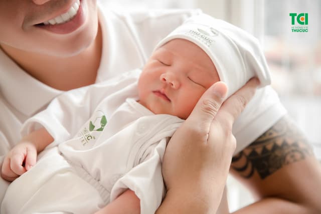 Ca sĩ Đông Hùng đón con đầu lòng