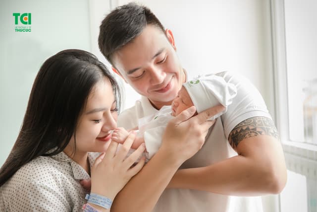 Ca sĩ Đông Hùng đón con đầu lòng