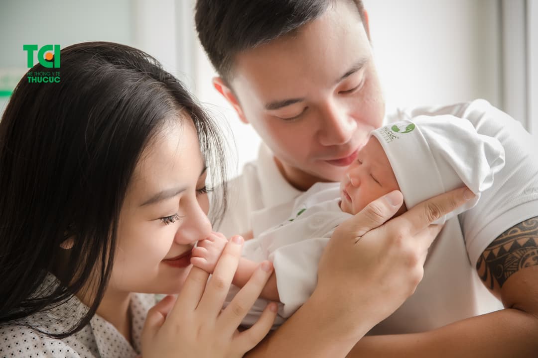 Ca sĩ Đông Hùng đón con đầu lòng