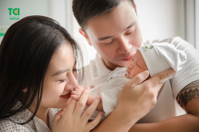 Ca sĩ Đông Hùng đón con đầu lòng