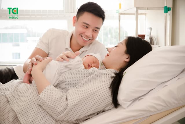 Ca sĩ Đông Hùng đón con đầu lòng