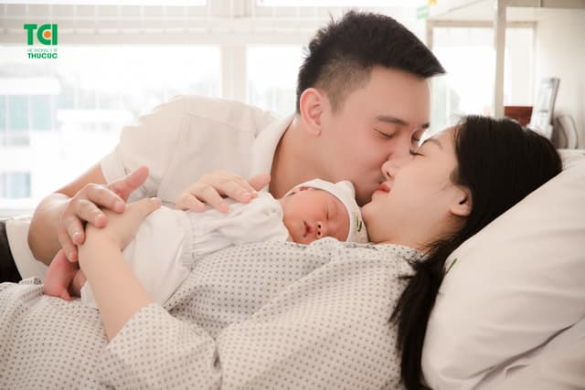 Ca sĩ Đông Hùng đón con đầu lòng