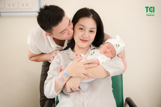 Ca sĩ Đông Hùng đón con đầu lòng