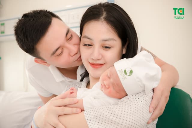 Ca sĩ Đông Hùng đón con đầu lòng