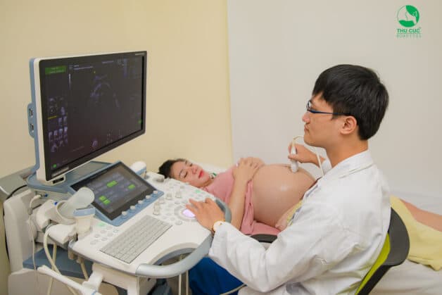 Khi mang song thai, mẹ bầu cần chú ý theo dõi tình trạng sức khỏe thường xuyên hơn bình thường tại các cơ sở y tế uy tín.