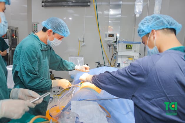 Bệnh nhân đang được tán sỏi qua da đường hầm nhỏ tại bệnh viện ĐKQT Thu Cúc.