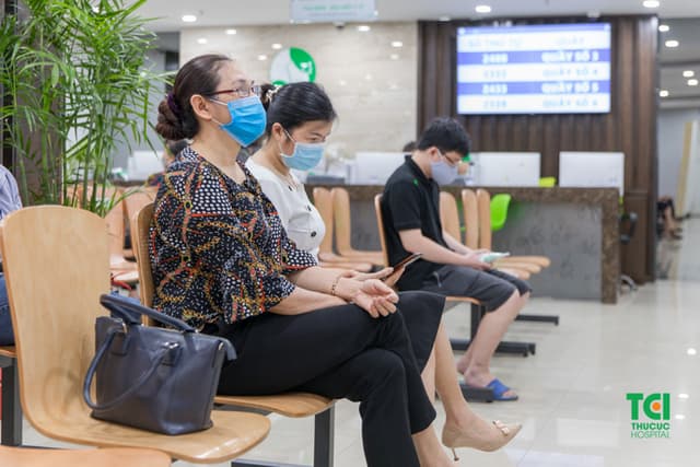 Mẹ ca sĩ Khắc Việt khám sức khỏe tầm soát nâng cao