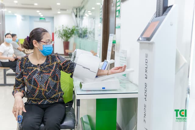 Mẹ ca sĩ Khắc Việt khám sức khỏe tầm soát nâng cao