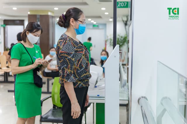 Mẹ ca sĩ Khắc Việt khám sức khỏe tầm soát nâng cao