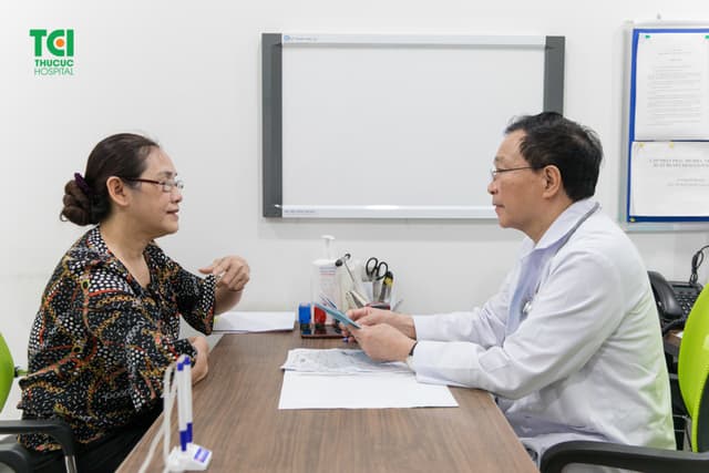 Mẹ ca sĩ Khắc Việt khám sức khỏe tầm soát nâng cao