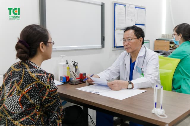 Mẹ ca sĩ Khắc Việt khám sức khỏe tầm soát nâng cao