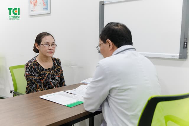 Mẹ ca sĩ Khắc Việt khám sức khỏe tầm soát nâng cao