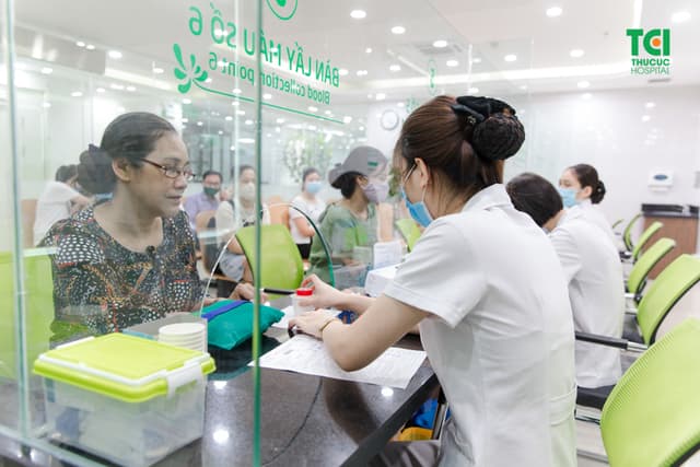 Mẹ ca sĩ Khắc Việt khám sức khỏe tầm soát nâng cao