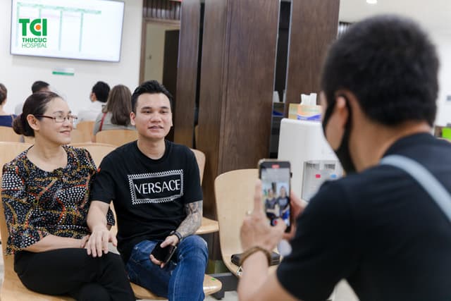 Mẹ ca sĩ Khắc Việt khám sức khỏe tầm soát nâng cao