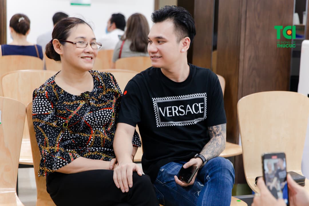 Mẹ ca sĩ Khắc Việt khám sức khỏe tầm soát nâng cao