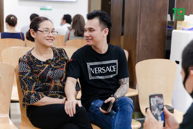 Mẹ ca sĩ Khắc Việt khám sức khỏe tầm soát nâng cao