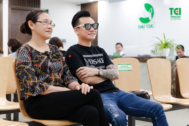 Mẹ ca sĩ Khắc Việt khám sức khỏe tầm soát nâng cao