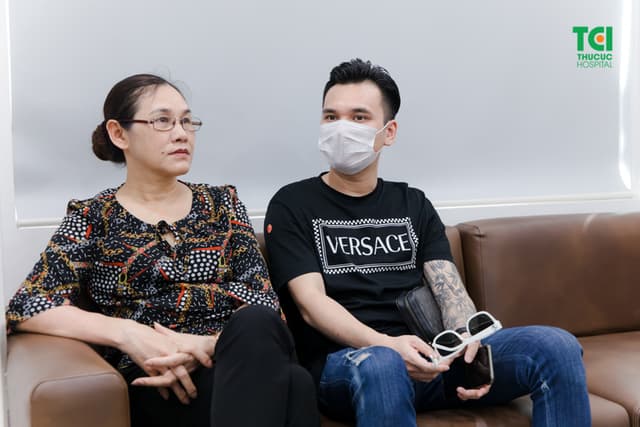 Mẹ ca sĩ Khắc Việt khám sức khỏe tầm soát nâng cao