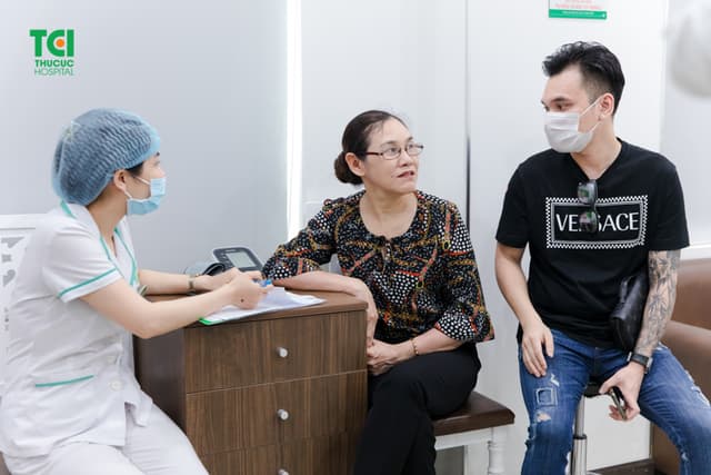 Mẹ ca sĩ Khắc Việt khám sức khỏe tầm soát nâng cao