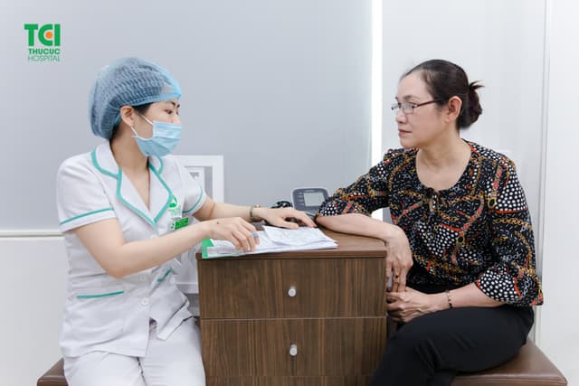 Mẹ ca sĩ Khắc Việt khám sức khỏe tầm soát nâng cao