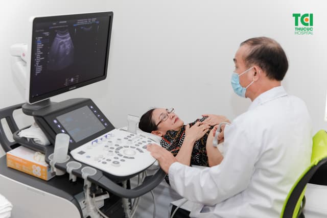 Mẹ ca sĩ Khắc Việt khám sức khỏe tầm soát nâng cao