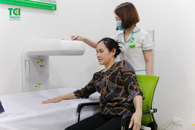 Mẹ ca sĩ Khắc Việt khám sức khỏe tầm soát nâng cao