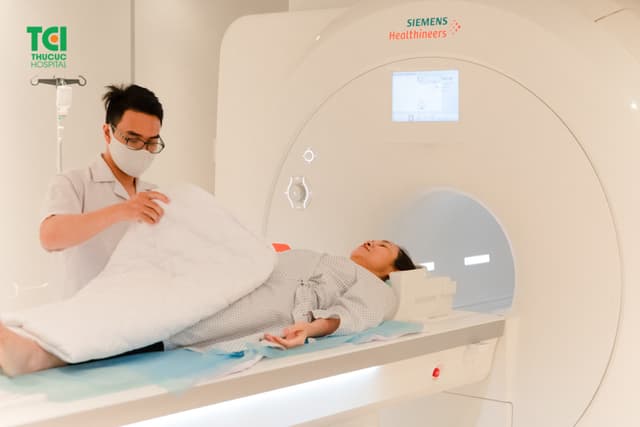 Mẹ ca sĩ Khắc Việt khám sức khỏe tầm soát nâng cao