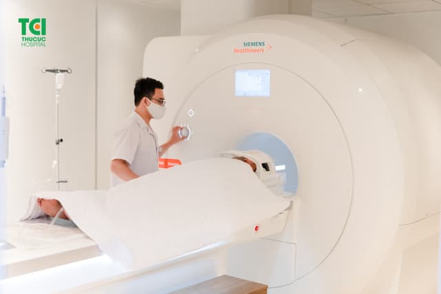 Mẹ ca sĩ Khắc Việt khám sức khỏe tầm soát nâng cao