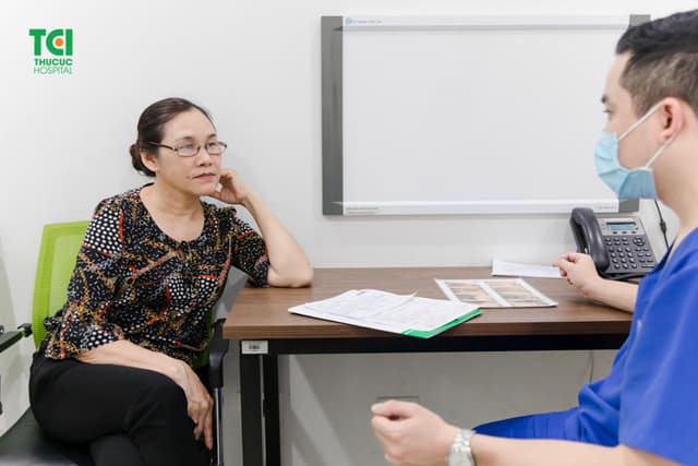 Mẹ ca sĩ Khắc Việt khám sức khỏe tầm soát nâng cao