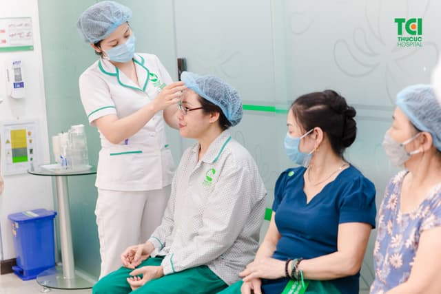 Mẹ ca sĩ Khắc Việt khám sức khỏe tầm soát nâng cao