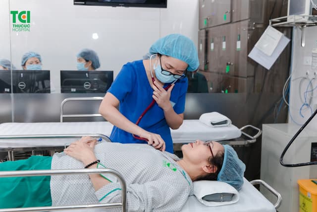 Mẹ ca sĩ Khắc Việt khám sức khỏe tầm soát nâng cao