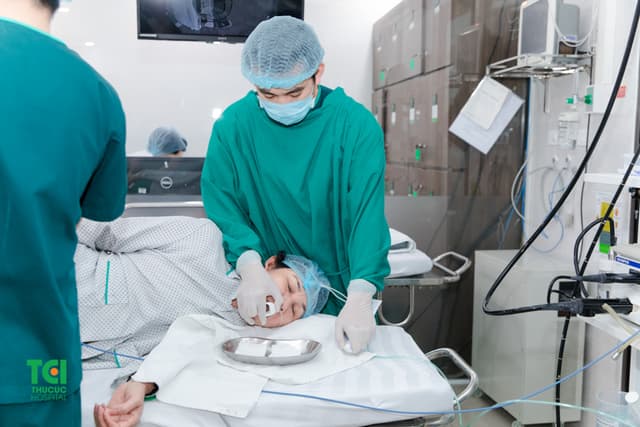 Mẹ ca sĩ Khắc Việt khám sức khỏe tầm soát nâng cao