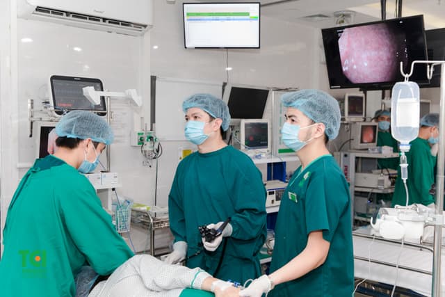 Mẹ ca sĩ Khắc Việt khám sức khỏe tầm soát nâng cao