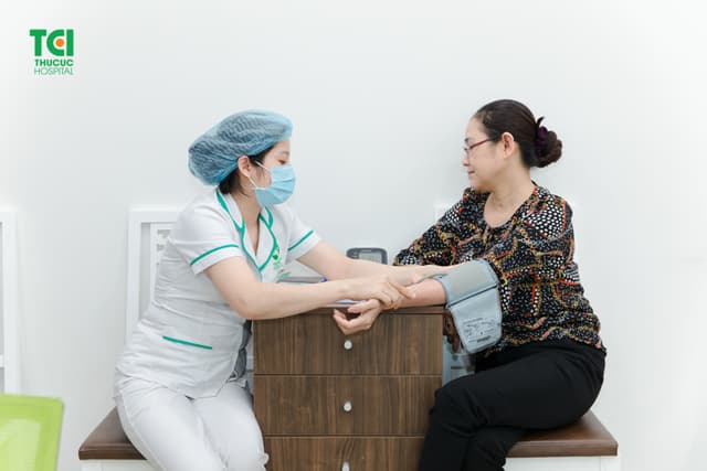 Mẹ ca sĩ Khắc Việt khám sức khỏe tầm soát nâng cao